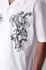 חולצה מכופתרת עם רקמת פרחים