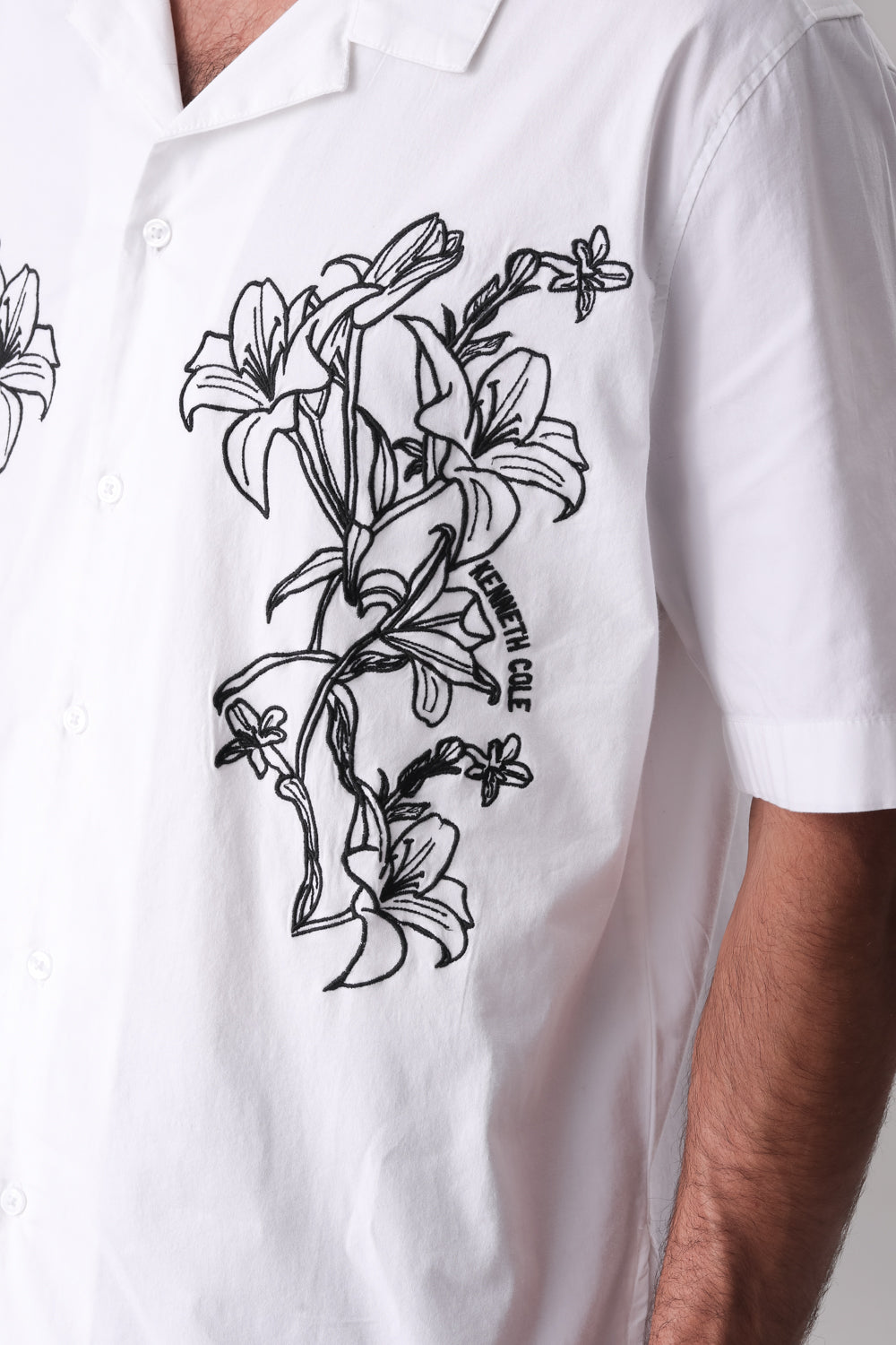 חולצה מכופתרת עם רקמת פרחים