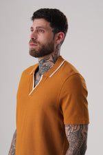 חולצת פולו ז'קארד בצבע קאמל