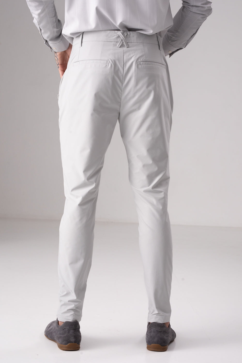 מכנסיים ארוכים בגזרה צמודה לגברים 