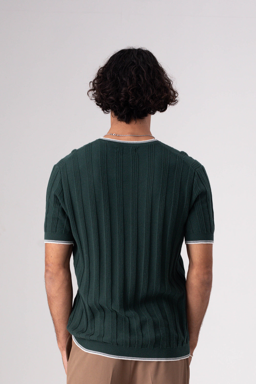 סריג פולו דק עם סיומות קונטרסטיות