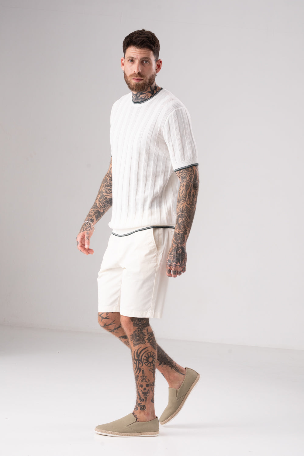 סריג פולו דק עם סיומות קונטרסטיות