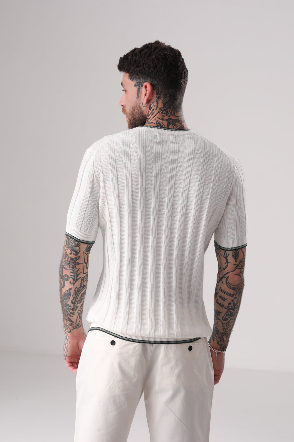 סריג פולו דק עם סיומות קונטרסטיות