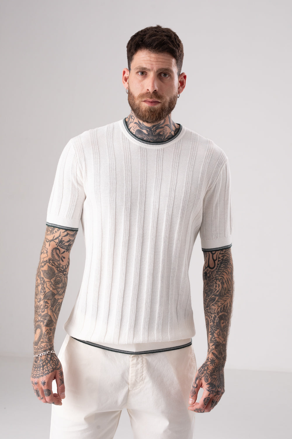 סריג פולו דק עם סיומות קונטרסטיות