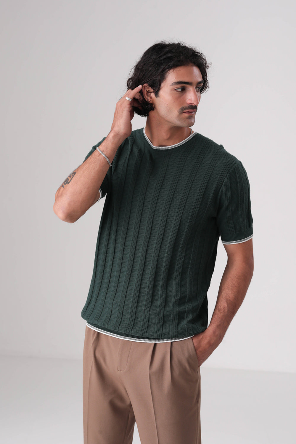 סריג פולו דק עם סיומות קונטרסטיות