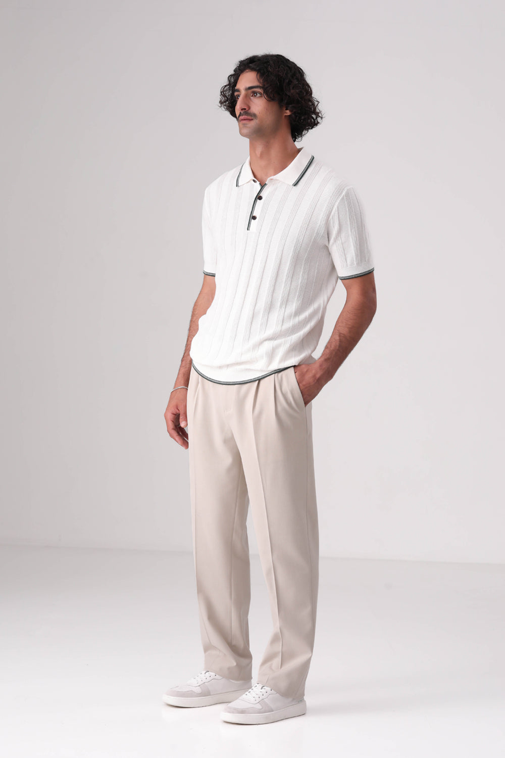 סריג פולו דק עם סיומות קונטרסטיות