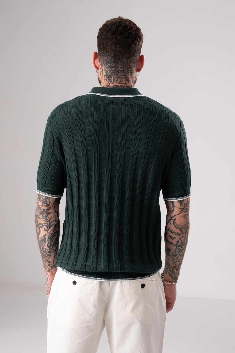 סריג פולו דק עם סיומות קונטרסטיות