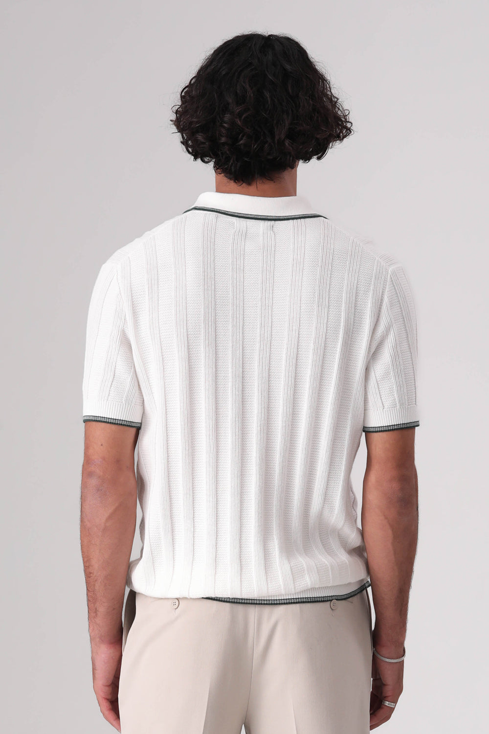 סריג פולו דק עם סיומות קונטרסטיות