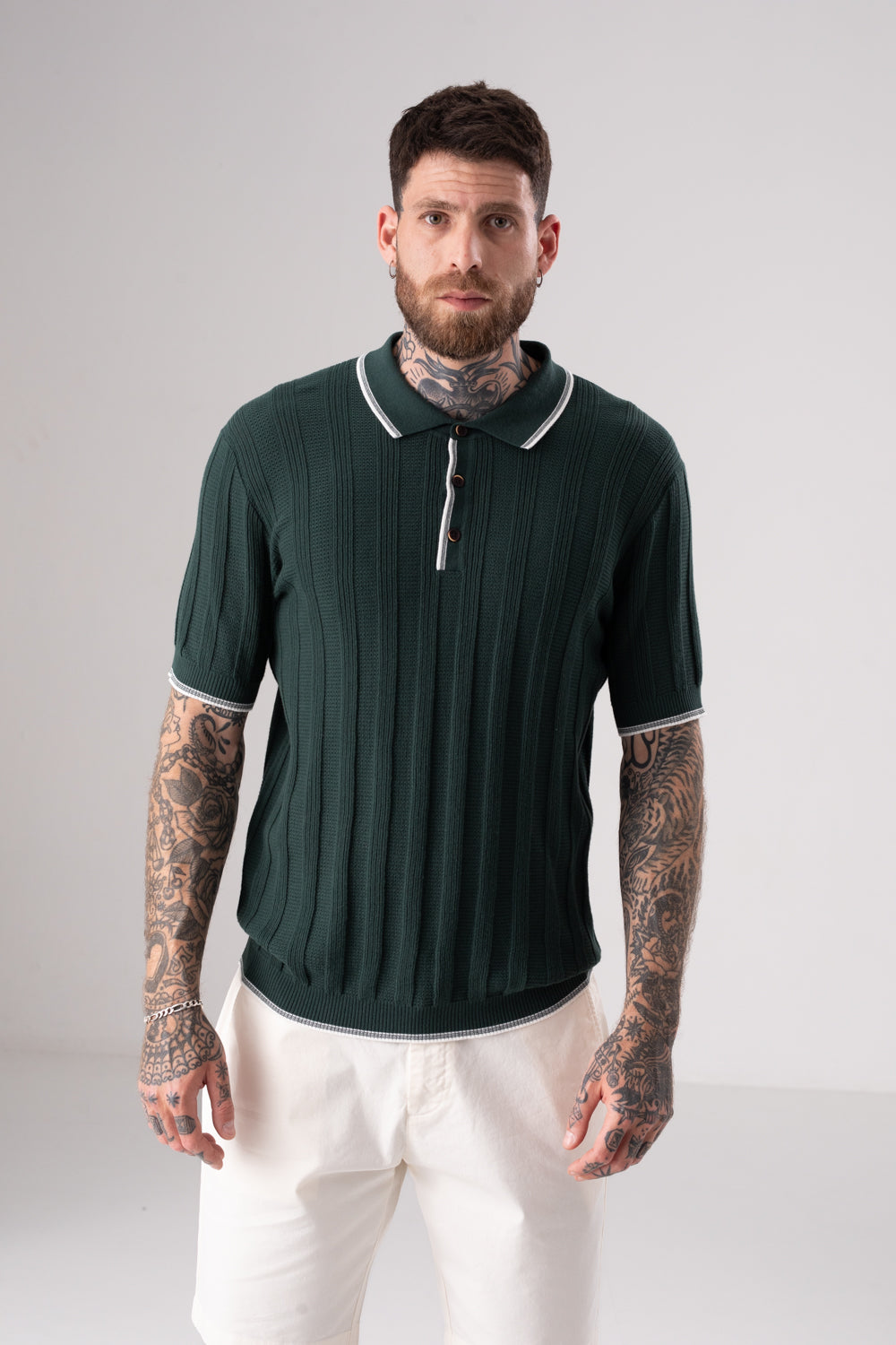 סריג פולו דק עם סיומות קונטרסטיות