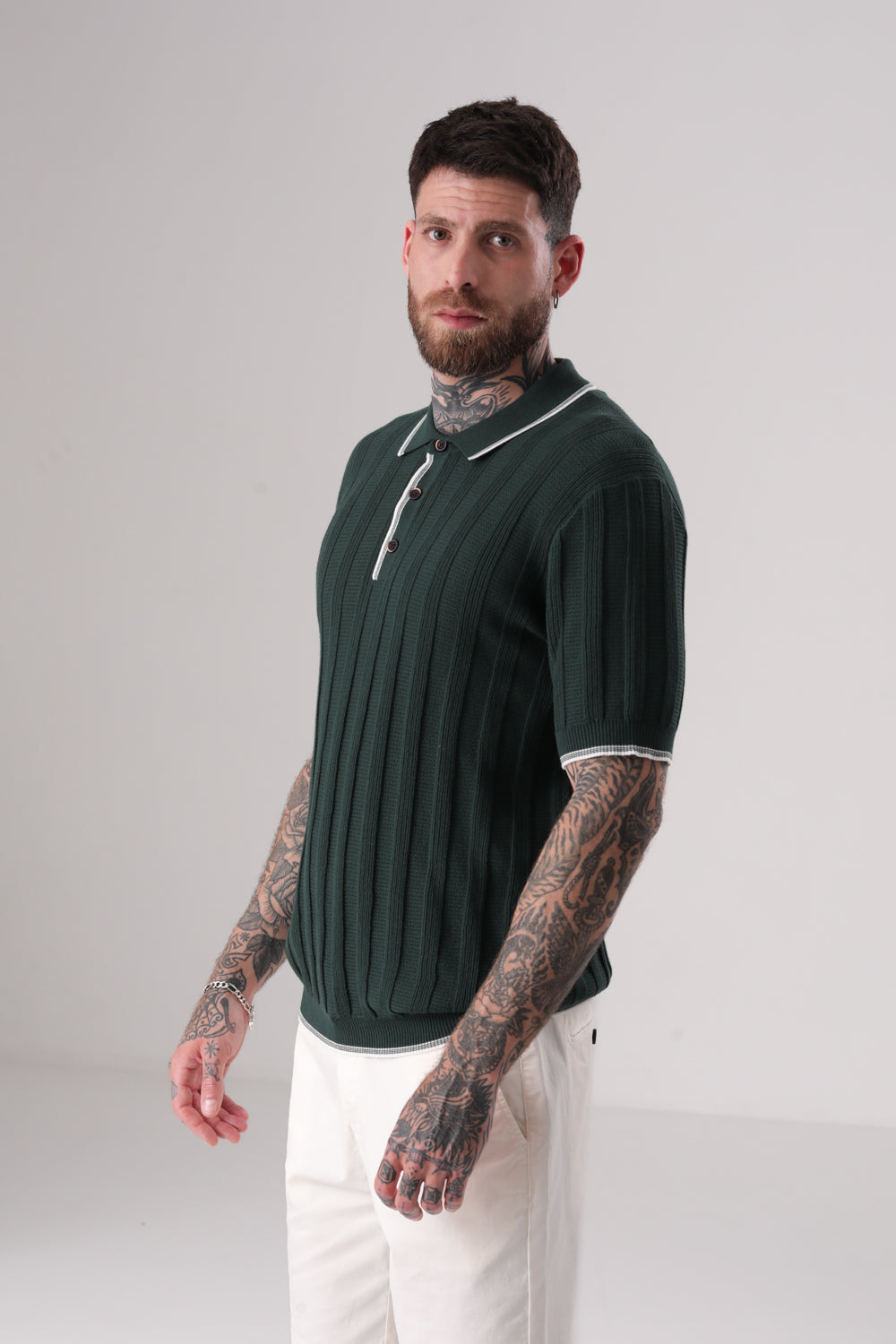 סריג פולו דק עם סיומות קונטרסטיות