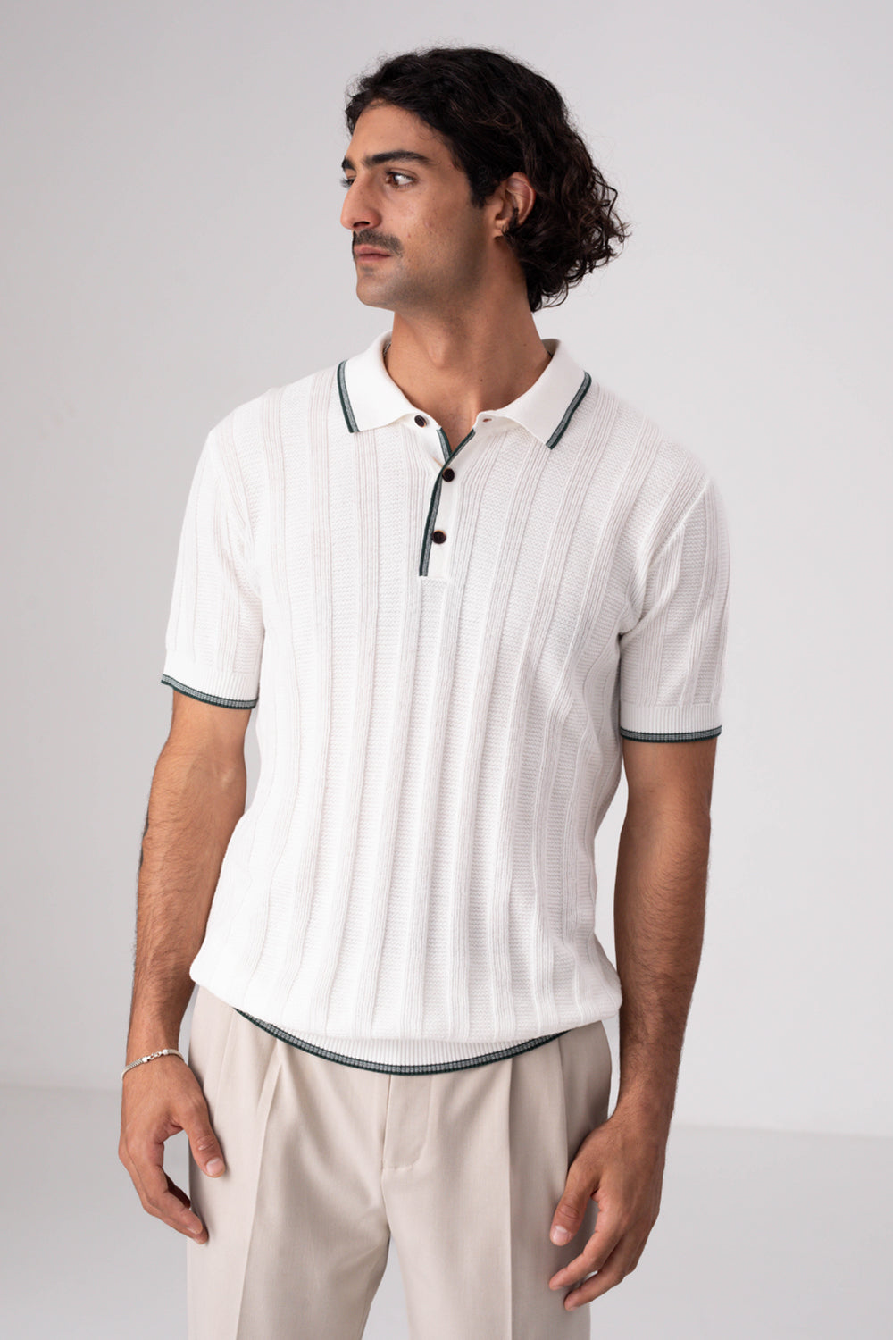 סריג פולו דק עם סיומות קונטרסטיות