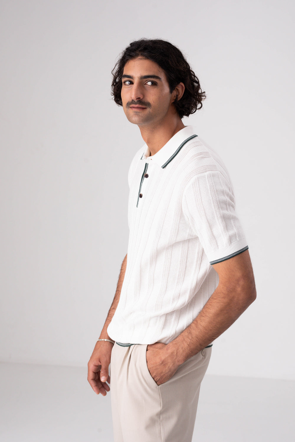 סריג פולו דק עם סיומות קונטרסטיות