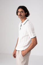 סריג פולו דק עם סיומות קונטרסטיות