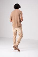 סריג פולו מכופתר בצבע קאמל