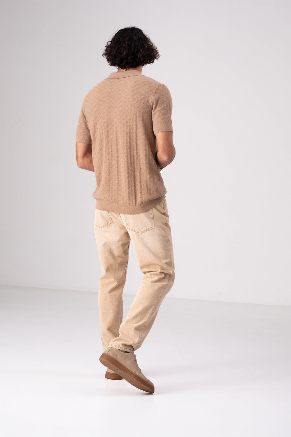 סריג פולו מכופתר בצבע קאמל