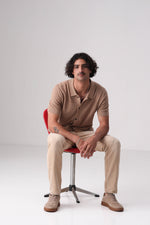 סריג פולו מכופתר בצבע קאמל