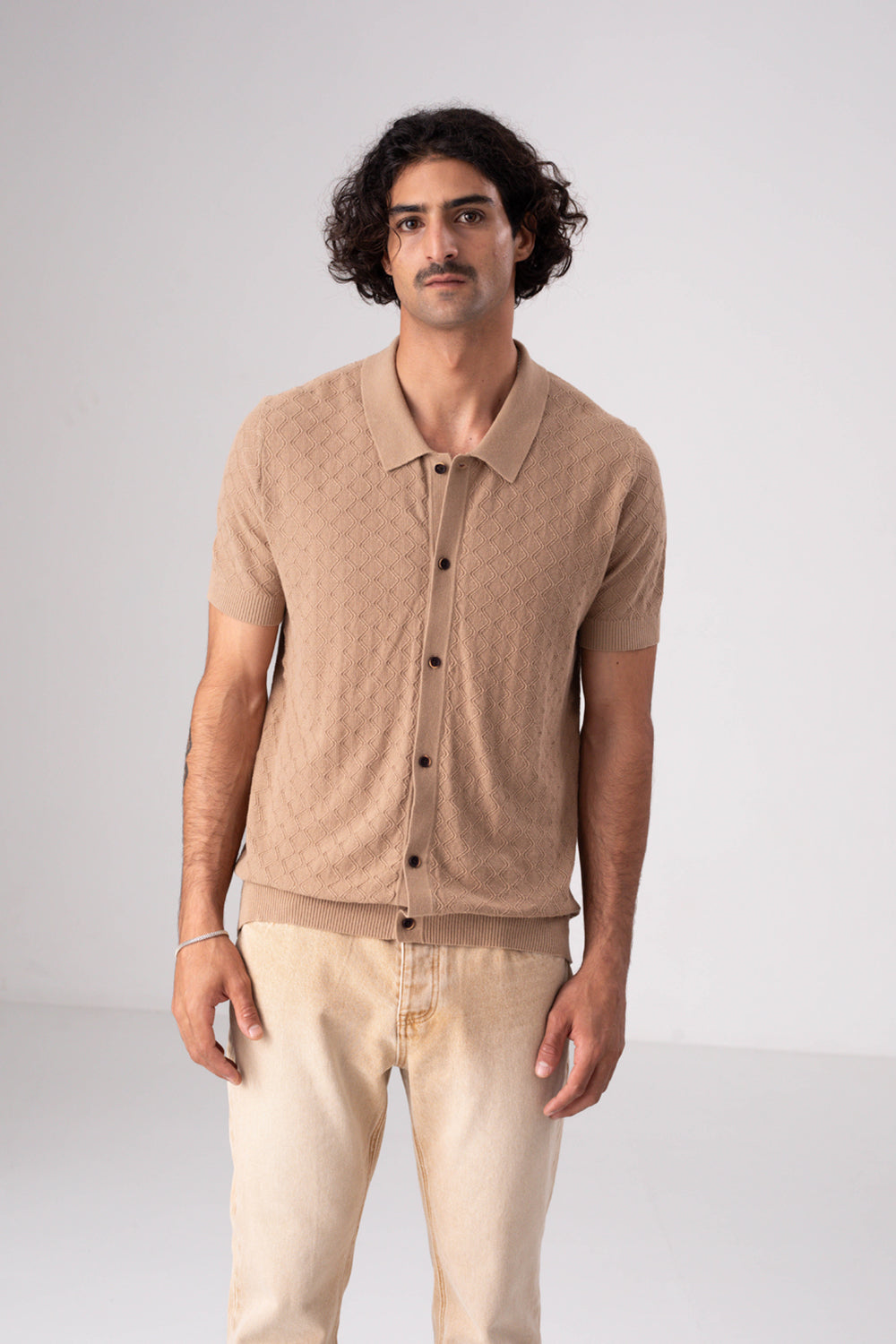 סריג פולו מכופתר בצבע קאמל