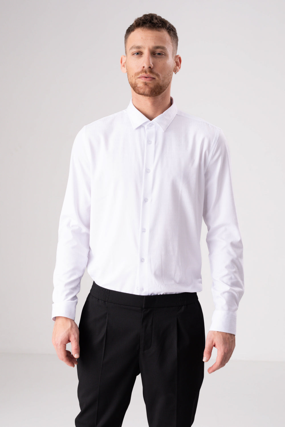 חולצה מכופתרת בגזרת מודרן לוגו מוטבע בצבע לבן