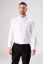 חולצה מכופתרת בגזרת מודרן לוגו מוטבע בצבע לבן