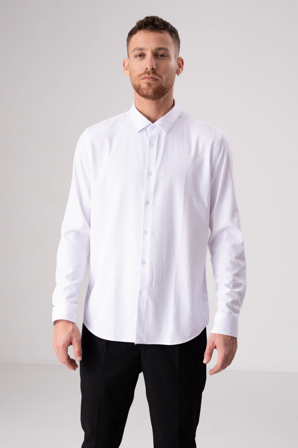 חולצה מכופתרת בגזרת מודרן לוגו מוטבע בצבע לבן