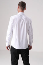 חולצה מכופתרת בגזרת מודרן לוגו מוטבע בצבע לבן