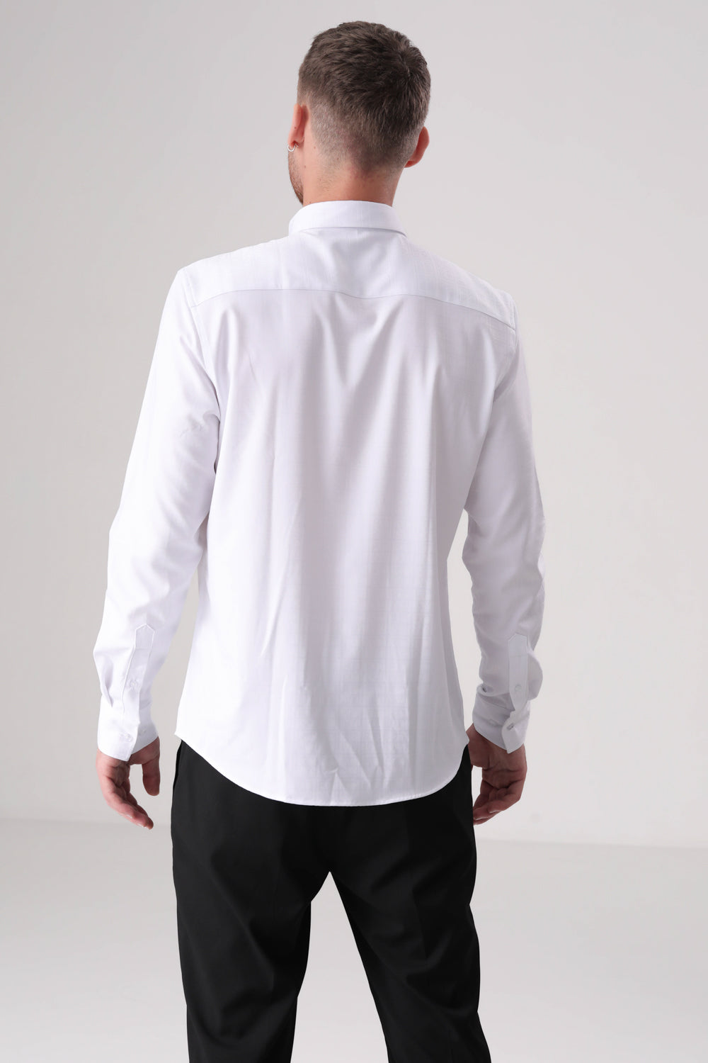 חולצה מכופתרת בגזרת מודרן לוגו מוטבע בצבע לבן