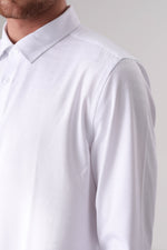 חולצה מכופתרת בגזרת מודרן לוגו מוטבע בצבע לבן