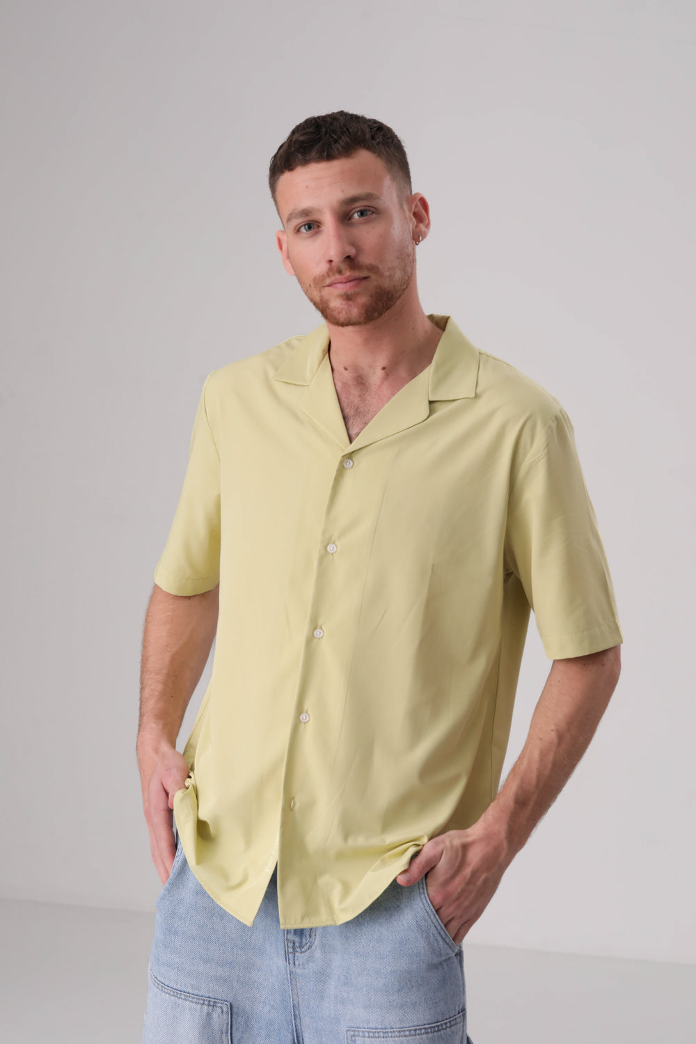 חולצה מכופתרת אוברסייז שרוולים קצרים