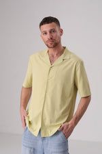 חולצה מכופתרת אוברסייז שרוולים קצרים