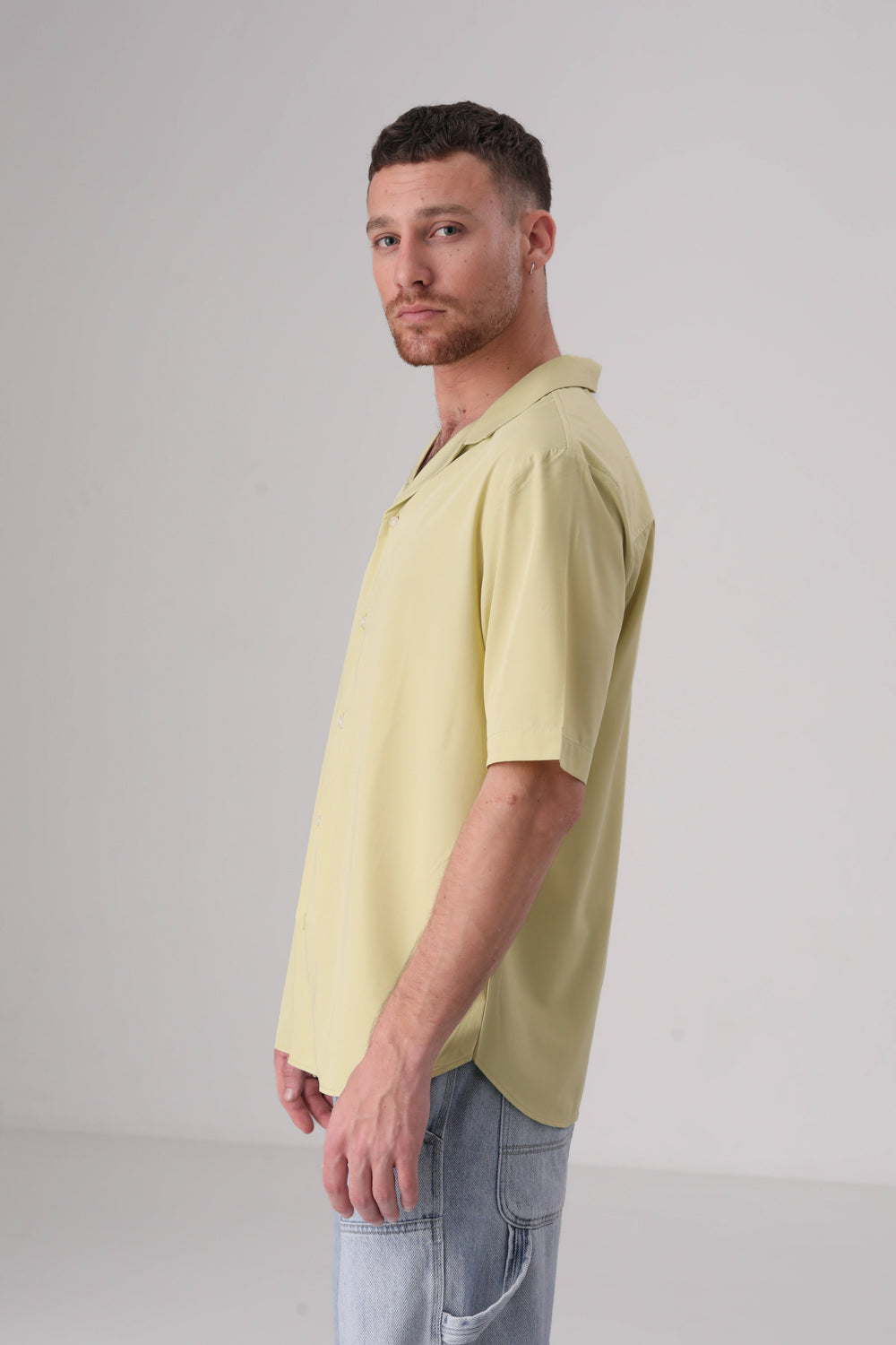 חולצה מכופתרת אוברסייז שרוולים קצרים