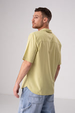 חולצה מכופתרת אוברסייז שרוולים קצרים