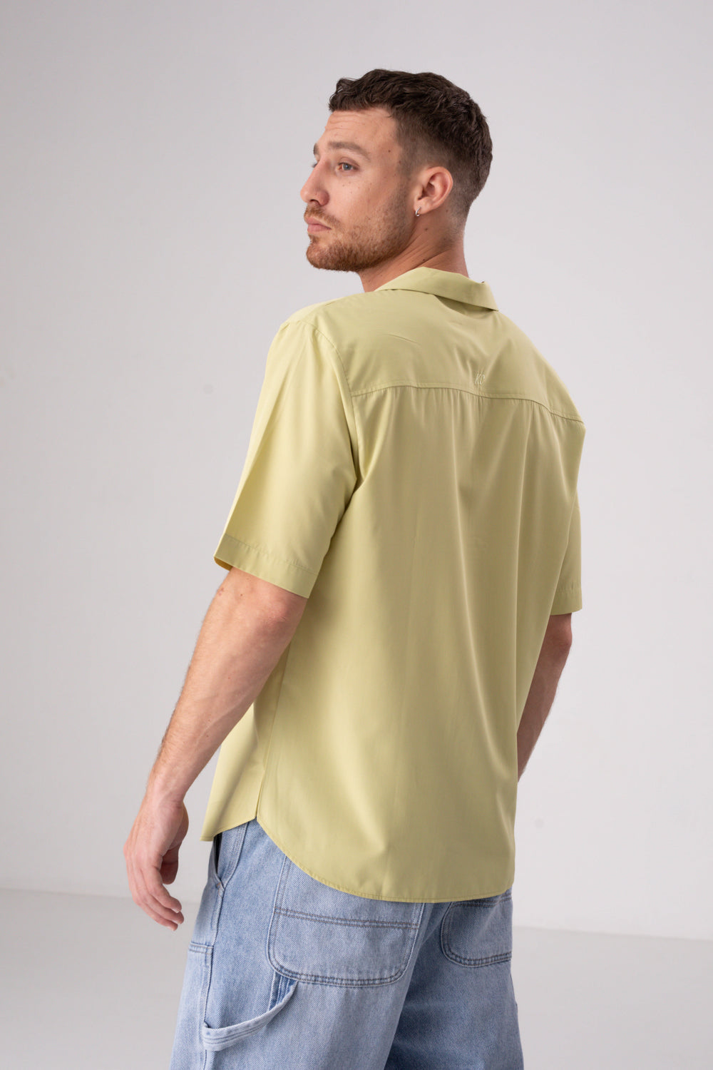 חולצה מכופתרת אוברסייז שרוולים קצרים