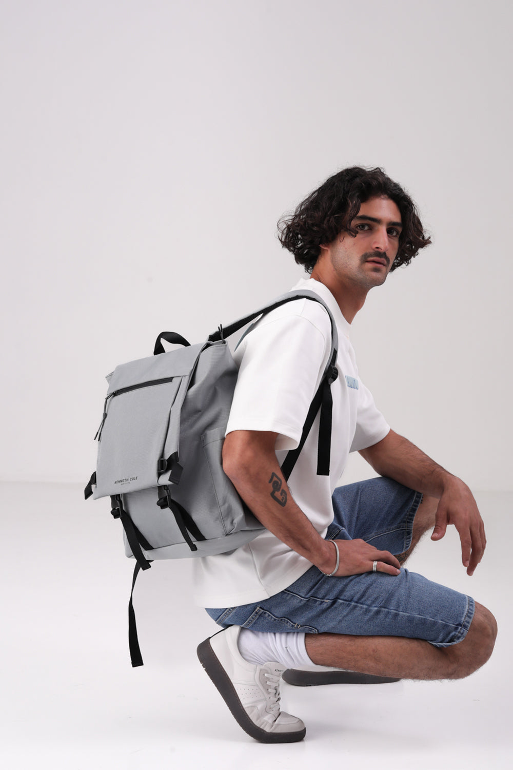 טישירט אוברסייז עם כיתוב גרפי