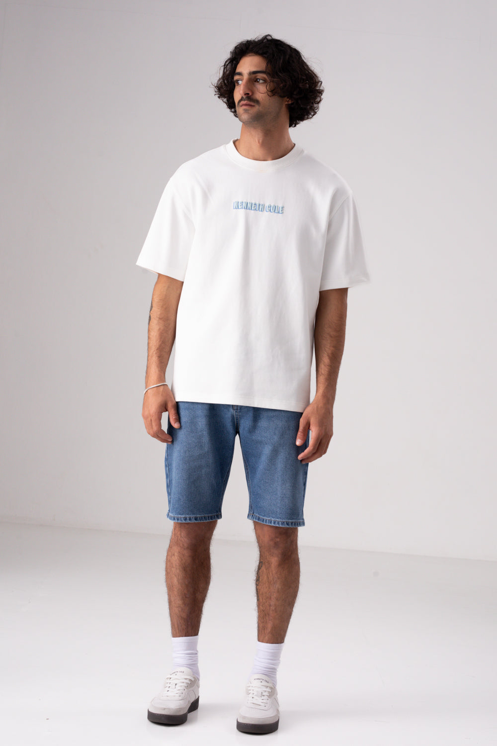 טישירט אוברסייז עם כיתוב גרפי