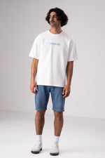 טישירט אוברסייז עם כיתוב גרפי