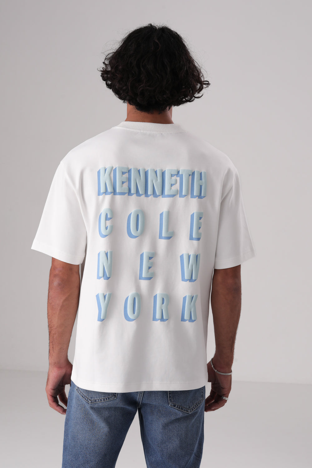 טישירט אוברסייז עם כיתוב גרפי