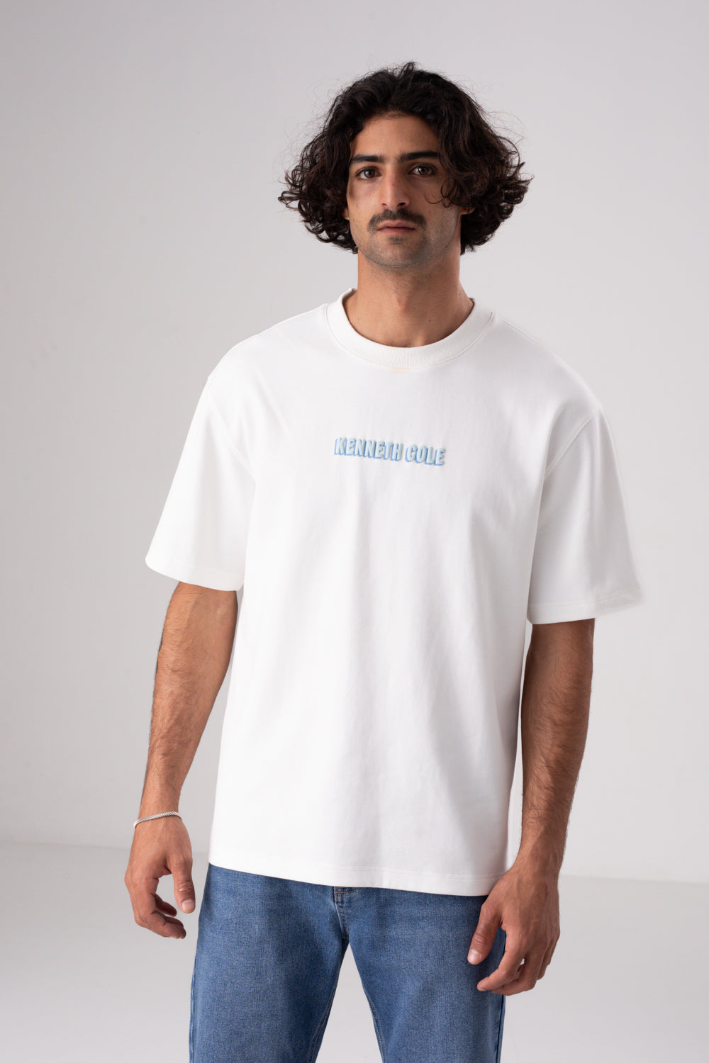 טישירט אוברסייז עם כיתוב גרפי