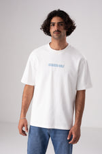 טישירט אוברסייז עם כיתוב גרפי