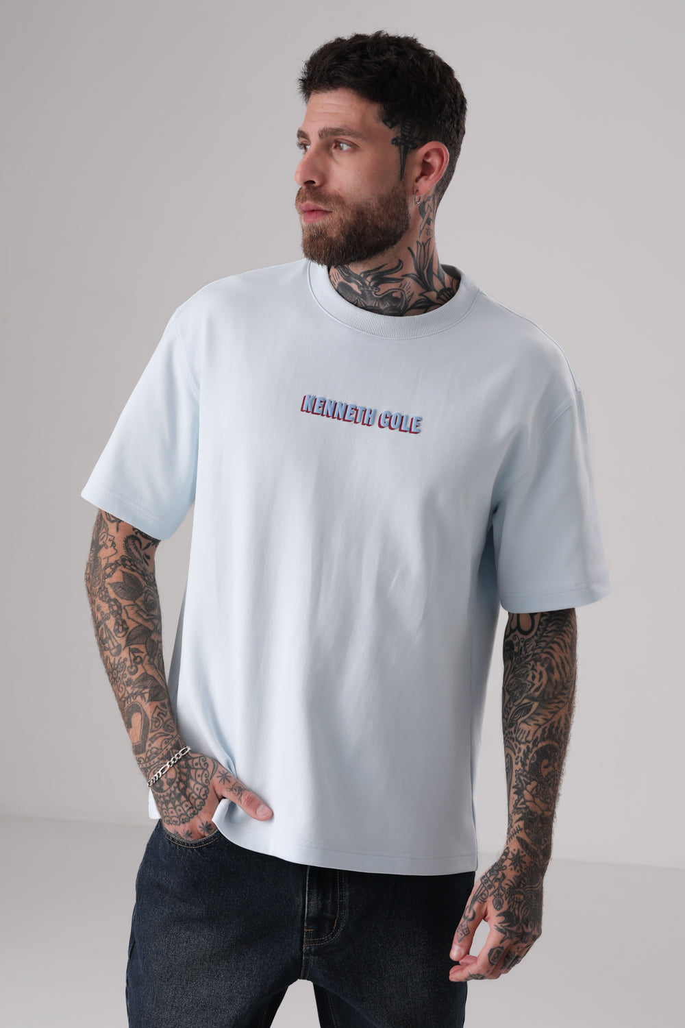 טישירט אוברסייז עם כיתוב גרפי