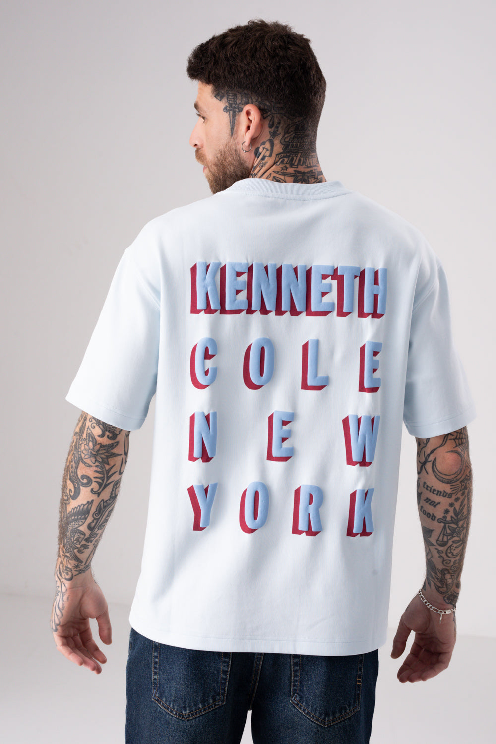 טישירט אוברסייז עם כיתוב גרפי