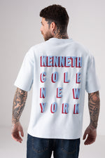 טישירט אוברסייז עם כיתוב גרפי