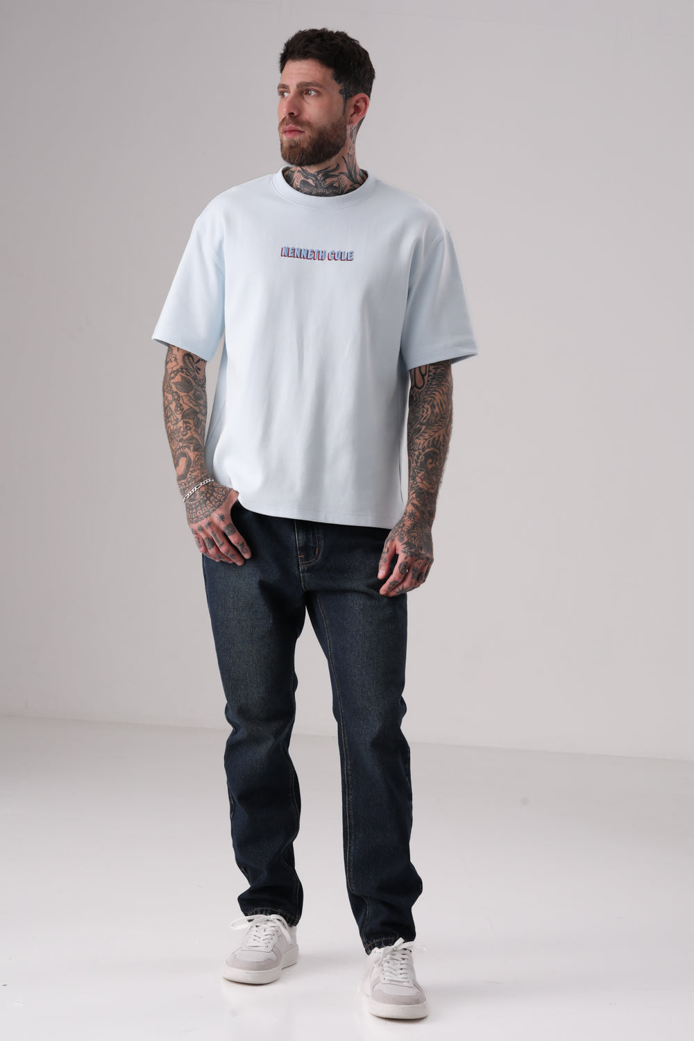 טישירט אוברסייז עם כיתוב גרפי