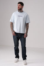 טישירט אוברסייז עם כיתוב גרפי