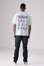 טישירט אוברסייז עם כיתוב גרפי