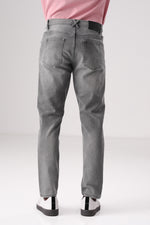 מכנס ג'ינס במראה ווש גזרת Slim