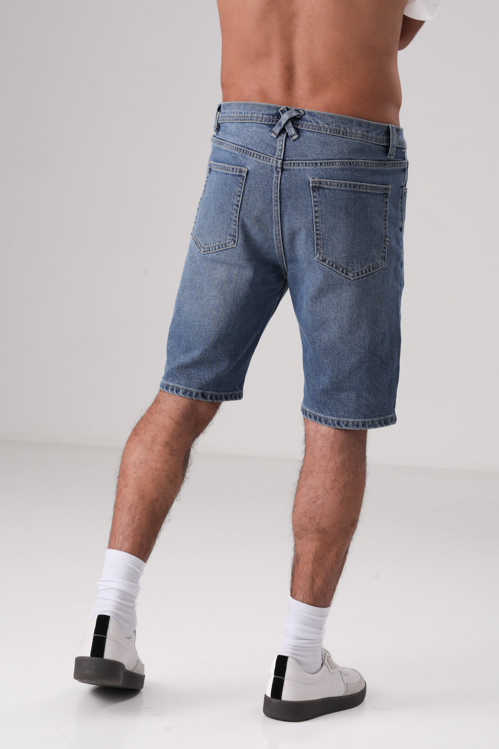 מכנס ג'ינס קצר במראה ווש