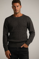 סריג עם דוגמת לוגו מובלטת | קנת קול