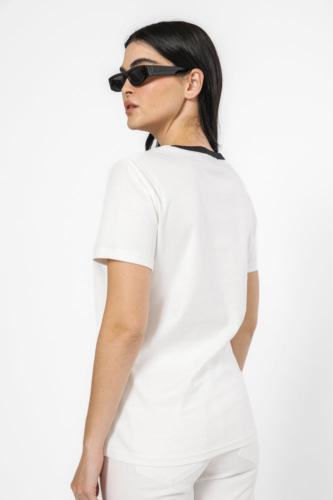 טישירט ניקי צווארון קונטרסטי בצבע לבן