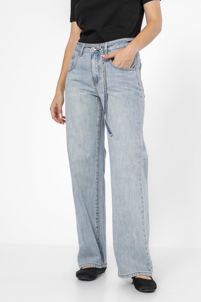 ג'ינס עם רגל רחבה וחגורה בצבע כחול בהיר