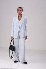 בלייזר כפתרה כפולה בצבע כחול בהיר